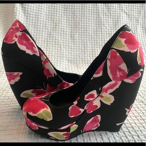 Size 6 Elle satin 5.5” plats gently used gr8t cond